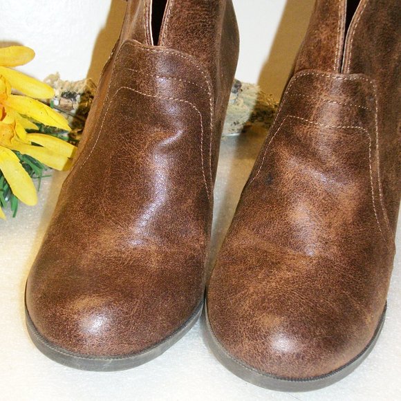 QUPID Sz 5.5 NEW Brown Distressed Look Faux Leather Booties 3 1/4 Wedge Side Zip - Picture 4 of 14